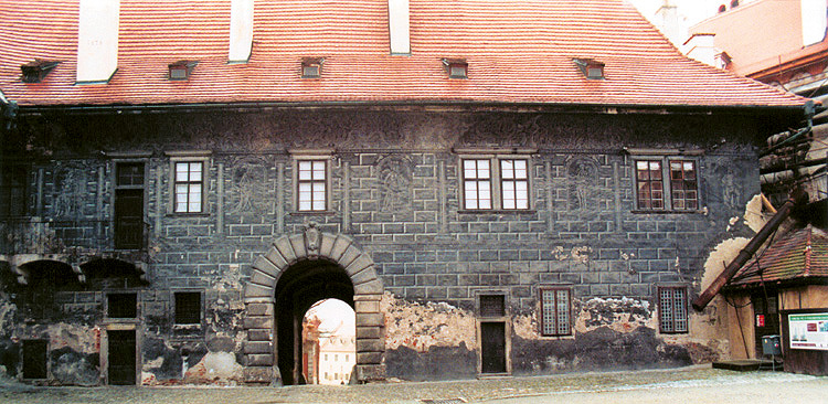 Schloss Český Krumlov, Neue Burggrafschaft, Westfassade, Zustand vor der Restaurierung, Foto: J. a P. Novotný, 1997