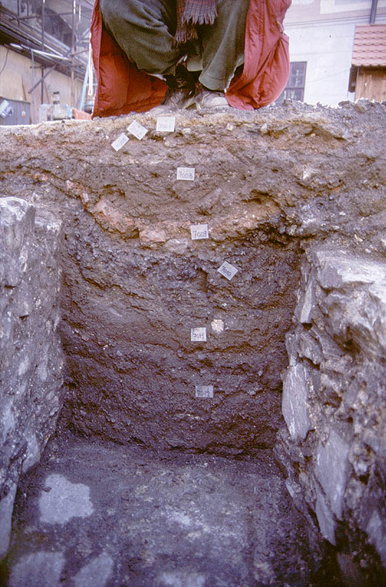 Český Krumlov - Burg, Entwässerungskanal (13. Jh.) und Schichten dessen Aufschüttens (15. Jh.), Foto: Michal Ernée, 1994