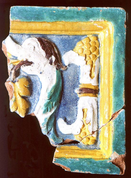Buntglasierte Ofenkachel mit einem allegorischen Motiv (Schloss Český Krumlov, 16. Jahrhundert), Fund von der archäologischen Untersuchung im Jahr 1995, Foto: Michal Ernée, 2000