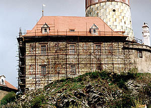 Zámek č.p. 59 - Hrádek, stavba lešení při restaurování jižní fasády, foto: Ing. Ladislav Pouzar, 1998 