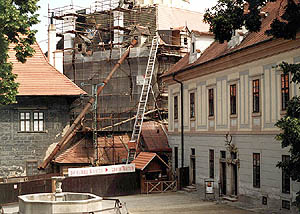 Zámek č.p. 59 - Hrádek, stavba lešení při restaurování  fasády do II. zámeckého nádvoří, foto: Ing. Ladislav Pouzar, 1998 