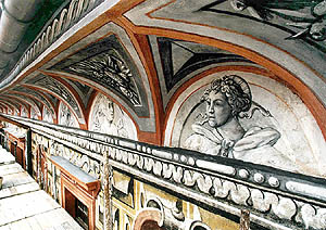 Zámek č.p. 59 - Hrádek, detail nástěnné malby na fasádě objektu, lunety hlavní římsy s vyobrazením 