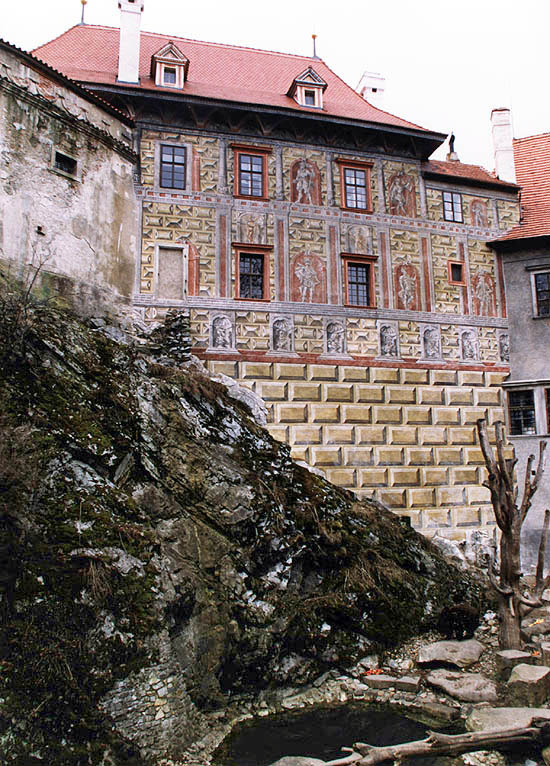 Zámek č.p. 59 - Hrádek, fasáda nad Medvědím příkopem po restaurování, foto: Ing. Ladislav Pouzar, 1998