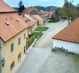 I. nádvoří zámku Český Krumlov, pohled na objekty č.p. 184 a 195, 2000, foto: Pavel Slavko 