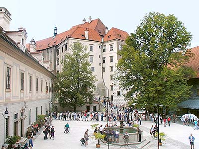 The Castle No.59 – the Mint, cash-desk centre , visitors waiting to buy tickets during the lunchtime rush hour, 2001, foto: Lubor Mrázek The Castle No.59 – the Mint, cash-desk centre , visitors waiting to buy tickets during the lunchtime rush hour, 2001, foto: Lubor Mrázek