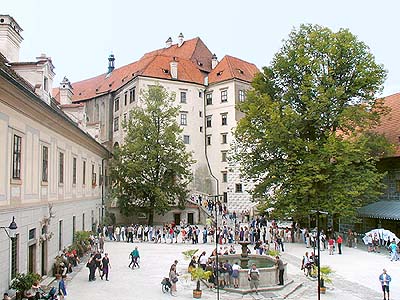 Schloss Nr. 59 - Münze, Besucher- und Kassenzentrum, die Besucher warten auf die Eintrittskarten in der Mittagsspitze, 2001, Foto: Lubor Mrázek 