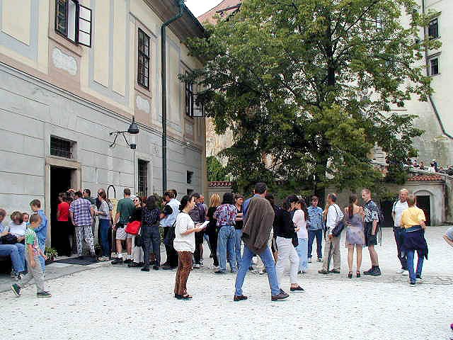 Schloss Nr. 59 - Münze, Besucher- und Kassenzentrum, die Besucher warten auf die Eintrittskarten in der Mittagsspitze, 2001, Foto: Lubor Mrázek