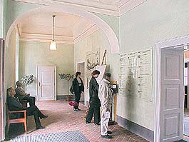 Zámek č.p. 59 - Mincovna, návštěvnické a pokladní centrum, návštěvníci u informačních cedulí v předsálí, 2000, foto: Lubor Mrázek 