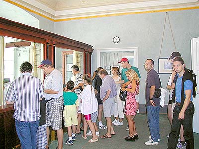 The Castle No.59 – the Mint, cash-desk centre, visitors at the cash-desks, 2000, foto: Lubor Mrázek The Castle No.59 – the Mint, cash-desk centre, visitors at the cash-desks, 2000, foto: Lubor Mrázek