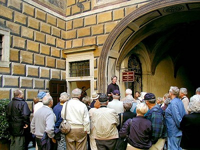 Schloss Český Krumlov, Besucher mit dem Schlossführer am Eingang in die I. Besichtigungstrasse, 2000, Foto: Lubor Mrázek 
