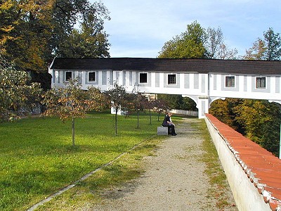 Český Krumlov, spojovací chodba, úsek vedoucí nad Štěpnicí - jižní fasáda, 2000, foto: Lubor Mrázek 