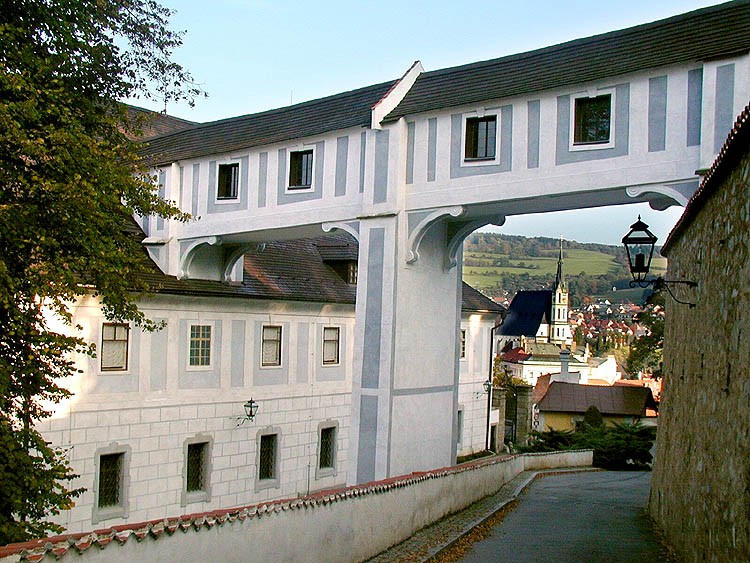 Český Krumlov, spojovací chodba, spojení Zámecké zahrady a Renesančního domu - severní fasáda, 2000, foto: Pavel Slavko