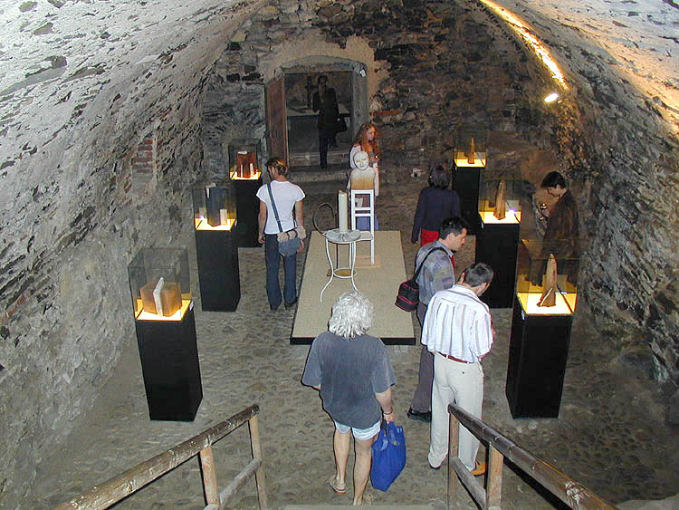 Mezinárodní galerie keramické tvorby ve Václavských sklepích zámku Český Krumlov, 2001, foto: Lubor Mrázek