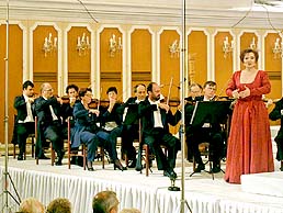 Eva Urbanová  during the concert in Riding  school at the castle in Český Krumlov, International Music Festival, 4. 8. 2001, foto: Lubor Mrázek 