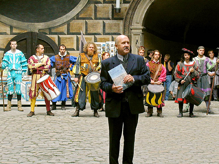 Petr Nárožní is opening social party on the 3th courtyard of Český Krumlov castle, 2000 , foto: Lubor Mrázek
