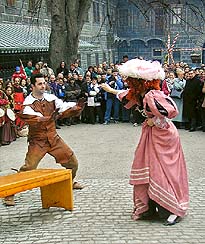 Martin Dejdar is entertaining participants of the social cultural party and  even people standing by on the 2nd courtyard of Český Krumlov castle, foto: Zdena Flašková 