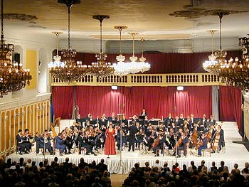 Eva Urbanová a Symfonický orchestr hlavního města Prahy FOK pod vedením Petra Vronského během koncertu v jízdárně zámku Český Krumlov, Mezinárodní hudební festival, 4. srpna 2001, foto: Lubor Mrázek 