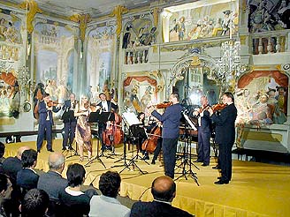 Gabriela Demeterová and Collegium  of czech  pfilharmonics, International musicí festival Český Krumlov, 10. 8. 2001, foto: Lubor Mrázek 