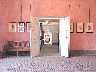 The Castle No.59 – the Mint, cash-desk centre, the pink-coloured room, 2001, foto: Lubor Mrázek The Castle No.59 – the Mint, cash-desk centre, the pink-coloured room, 2001, foto: Lubor Mrázek