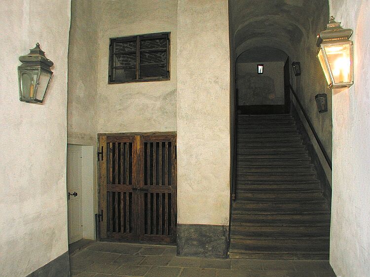 Sklepy V. nádvoří zámku Český Krumlov, vstup v Renesančním domě, 5. 1. 2002, foto: Lubor Mrázek