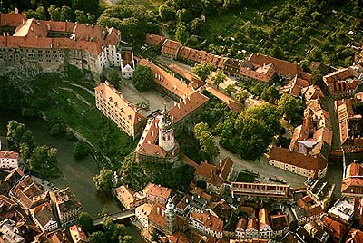 Schloss Český Krumlov, I. und II. Schlosshof, Luftaufnahme 